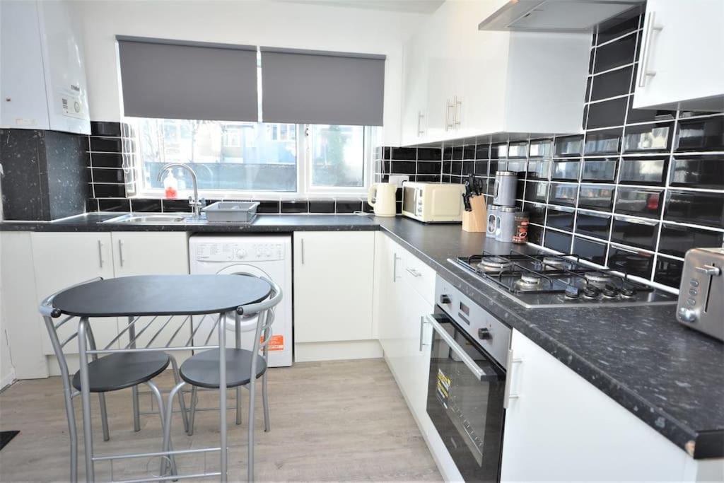 4 Bedroom House In East London Exterior foto