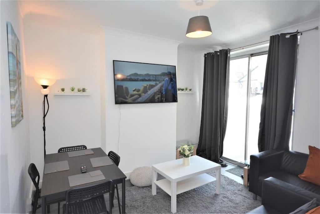 4 Bedroom House In East London Exterior foto