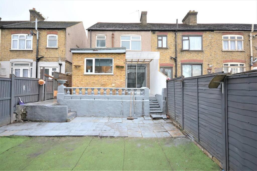4 Bedroom House In East London Exterior foto