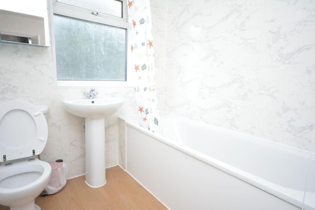 4 Bedroom House In East London Exterior foto